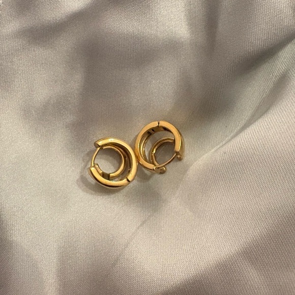 Elegant Gold Hoop Earrings - Picture 3 of 7